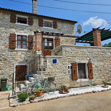 70 M2 In Steinhaus Unweit Von Porec